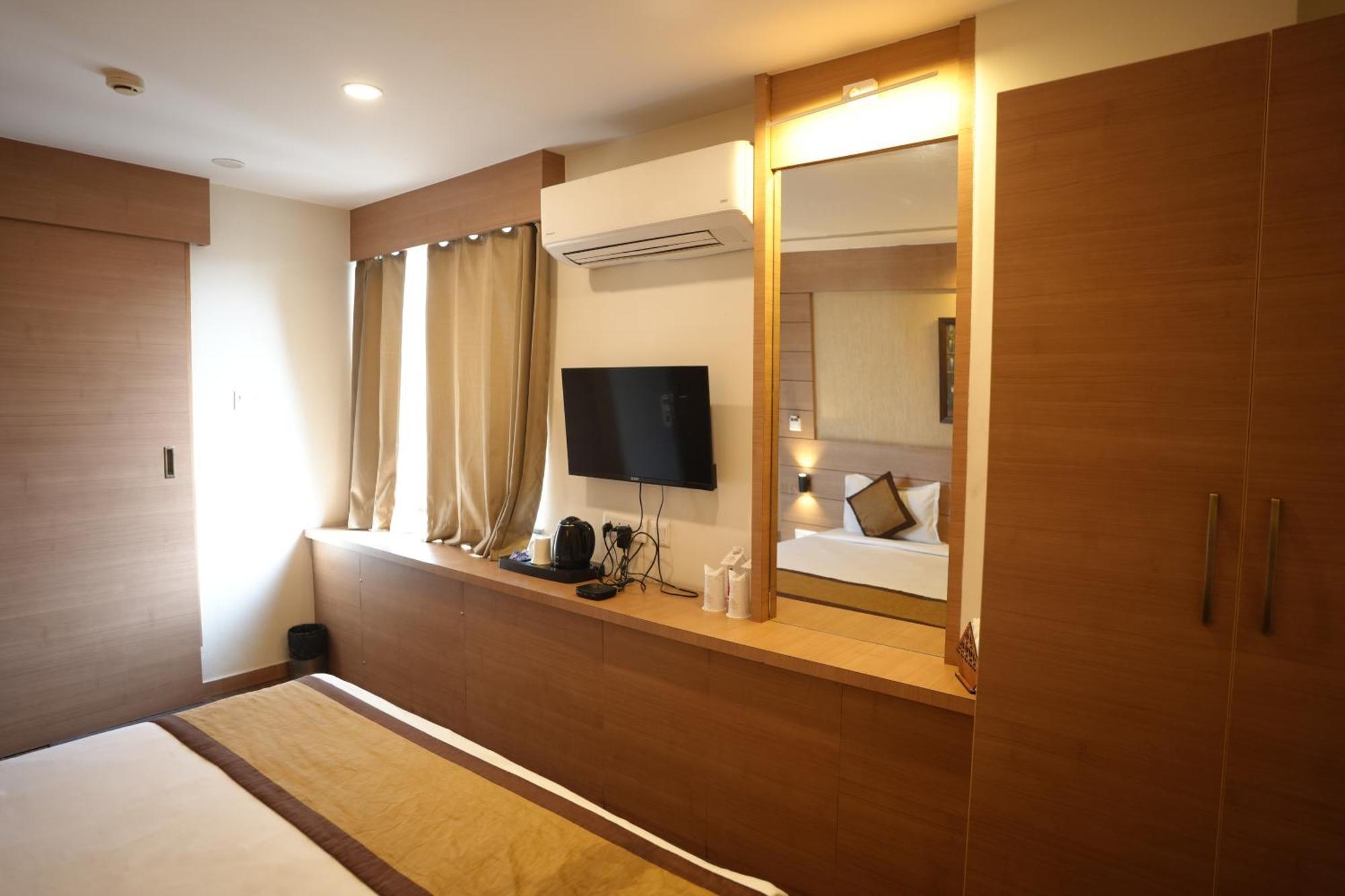 Hotel Silkhouse Premier Danapur Exterior photo