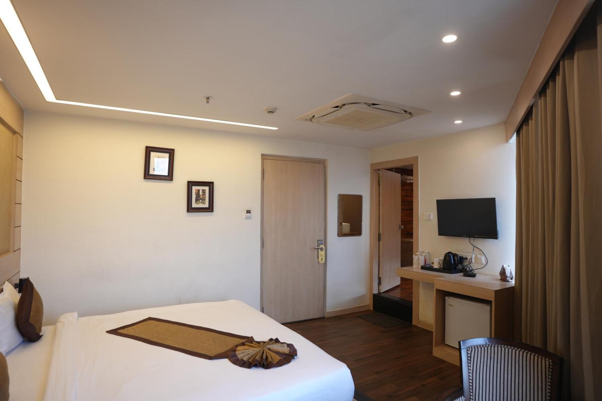 Hotel Silkhouse Premier Danapur Exterior photo